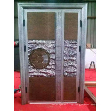 Puerta de cobre y aluminio y madera